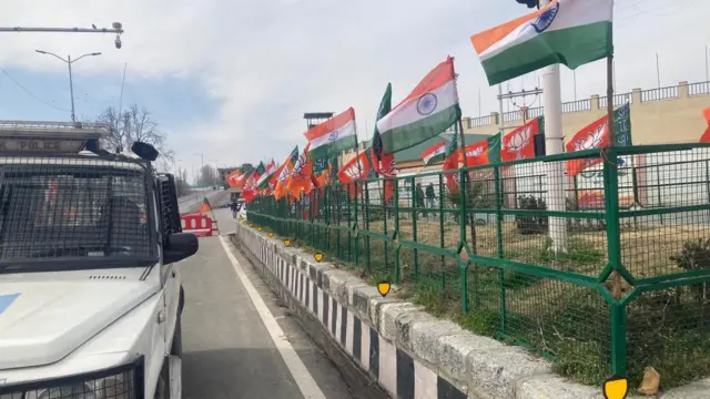 पीएम मोदी के कश्मीर पहुंचने से पहले सड़क किनारे बीजेपी के झंडे और तिरंगा लगाया गया है