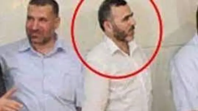 Marwan Issa de lado, usando camisa branca, em foto de baixa qualidade