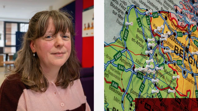 Зліва — Алексія Кларк, жінка з каштановим волоссям до плечей, одягнена в рожево-бордовий флісовий светр. Справа — зелено-помаранчева карта Франції та Бельгії з позначками в декількох місцях.