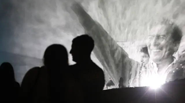 La imagen de Mario Vargas Llosa proyectada en una fuente en Lima en un homenaje tras su muerte. 