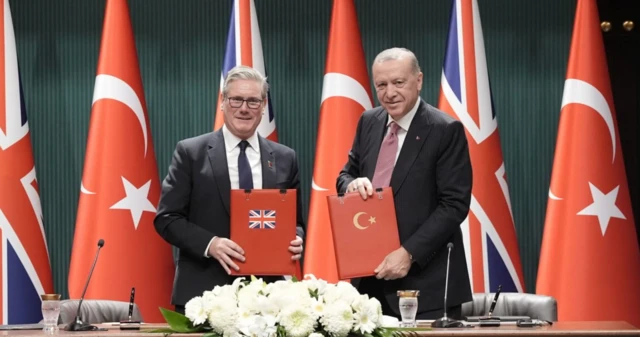 Starmer ve Erdoğan iki ülke bayraklarının bulunduğu anlaşma dosyalarını kaldırıyor