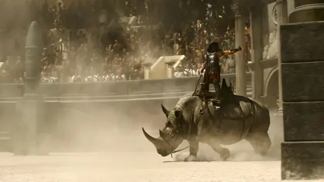 Scena iz filma u kojoj gladijator ulazi u arenu na nosorogu