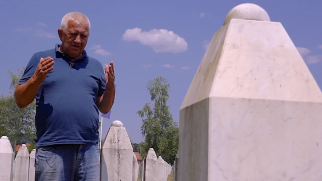 Садик Селимович перед захоронением с воздетыми руками