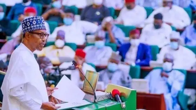 Aarẹ tẹlẹ Muhammadu Buhari to n ṣe agbekalẹ aba iṣuna niwaju apapọ ile aṣofin 