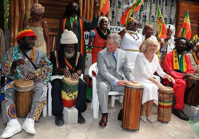 O hoje príncipe Charles, da Inglaterra, durante sua visita à Jamaica