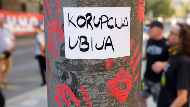 Korupcija ubija, jedan od slogana protesta posle pada nadstrešnice