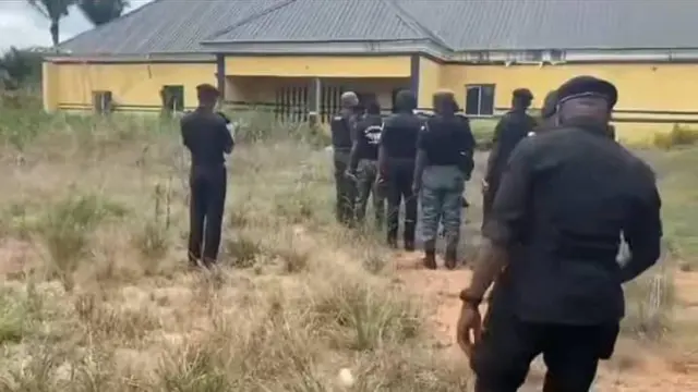 Mgbe ndị uweojii kwụụ n'ihu ụlọọrụ ha dị n'Orsu, Imo Steeti