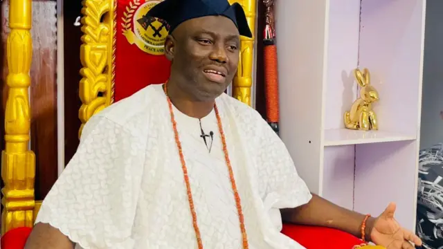 Alaafin Abimbola Akeem Owoade joko lori itẹ, wọn de fila abetiaja, wọn wọ asọ funfun, fi ilẹkẹ pupa sọrun.