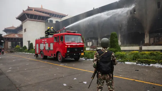 सङ्घीय संसद् भवनमा लागो आगो निभाउने प्रयासमा अग्निनियन्त्रकहरू