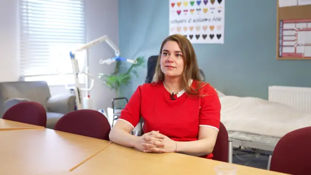 Joana se emociona ao falar sobre a possibilidade de não conseguir ficar na Inglaterra