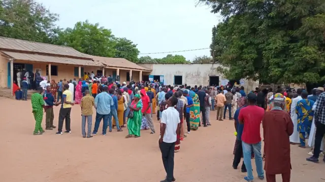 Plenty Senegalese gada to exercise dia civic right for di election