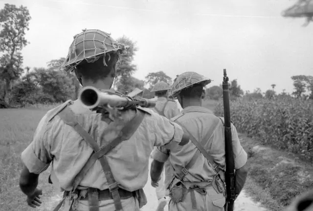 যুদ্ধক্ষেত্রের দিকে আগুয়ান মুক্তিযোদ্ধারা