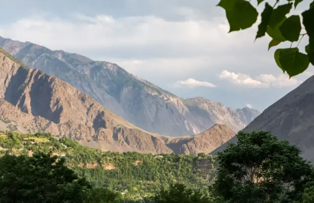 چترال د افغانستان کونړ او نورستان ولایتونو ته نژدې ډېورنډ کرښې ته څېرمه غرنۍ سیمه ده.