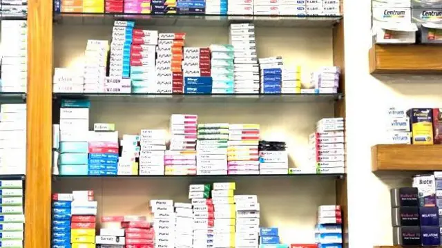 طاقچههای یک دواخانه که در آن آنواع دواع از جمله دواهای پاکستانی، هندی و تولیدات داخلی چیده شده است