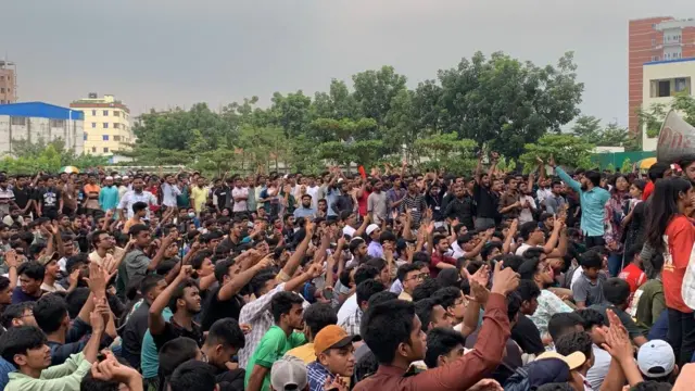  মাইলস্টোনে বিমান দুর্ঘটনার পর শিক্ষার্থীদের বিক্ষোভ 