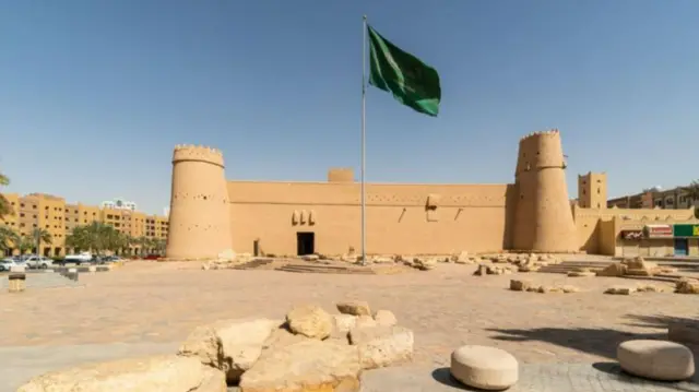 रियाधमध्ये फडकणारा सौदी अरेबियाचा झेंडा 