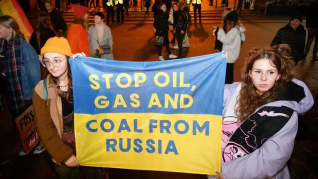 أشخاص يتظاهرون ضد استيراد النفط والغاز من روسيا