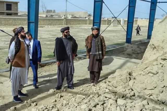 مقامات وزارت اطلاعات و فرهنگ حکومت طالبان در حال بازدید از روند بازسازی 