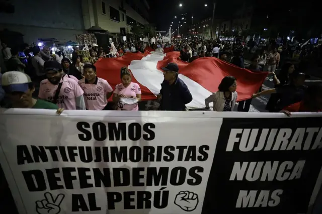 Personas con un cartel de "antijujimoristas" contra la candidatura Keiko Fujimori en Lima, Perú, mayo de 2026. 
