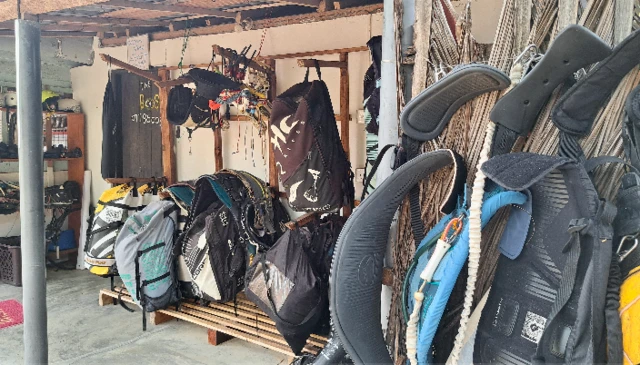 "මේ දැකපු සර්ෆින් ආම්පන්නවලින් කරන්නේ කයිට් සර්ෆින් කියන ක්‍රිඩාවේ නිරත වෙන එක. කයිට් සර්ෆින් කියන්නේ පැරිෂූටයක ආධාරයෙන් සර්ෆින් ක්‍රීඩාවේ නියැළීම.