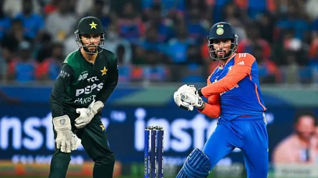 तिलक वर्मा एशिया कप फ़ाइनल में पाकिस्तान के ख़िलाफ़ मैच विनिंग पारी खेल कर चर्चा में आए