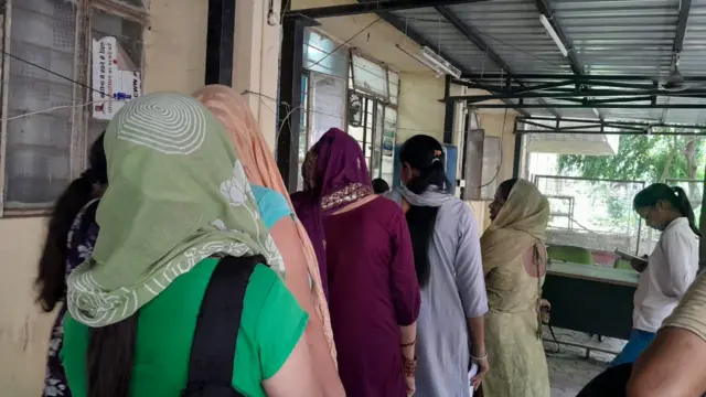 श्रम कल्याण केंद्रात शासकीय योजनेचा फॉर्म भरायला आलेल्या कामगार महिला