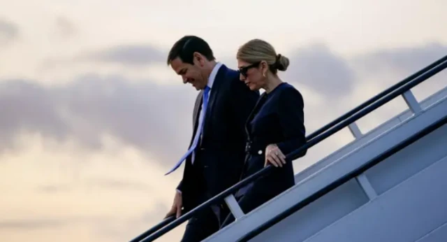 وصل وزير الخارجية الأمريكي ماركو روبيو إلى مطار ستانستيد بلندن، قبل دونالد ترامب الذي من المتوقع أن يهبط على متن طائرة الرئاسة الأمريكية (إير فورس وان) في وقت لاحق. واستقبلته وزيرة الخارجية البريطانية إيفيت كوبر.