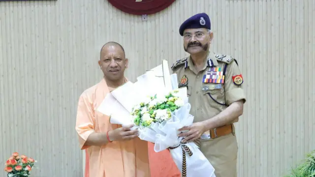 सीएम योगी आदित्यनाथ के साथ पूर्व कार्यवाहक डीजीपी प्रशांत कुमार