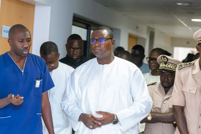 Le ministre de l'Urbanisme, des Collectivités territoriales et de l'Aménagement des Territoires, Moussa Bala Fofana au chevet des blessés, à l'hôpital Cheikh Ahmadoul Khadim de Touba.