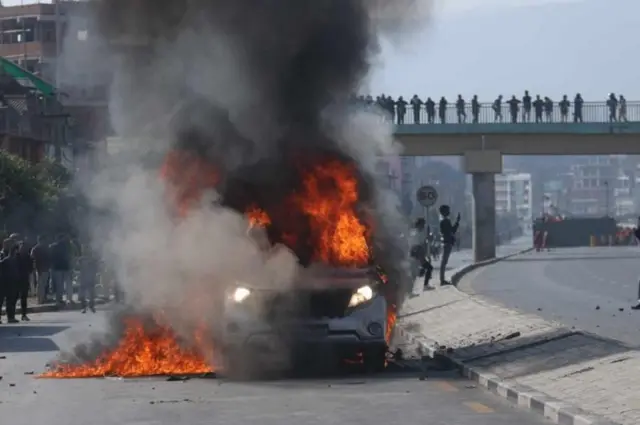 चक्रपथमा बाटोमा जलाइएको एउटा सवारीसाधन