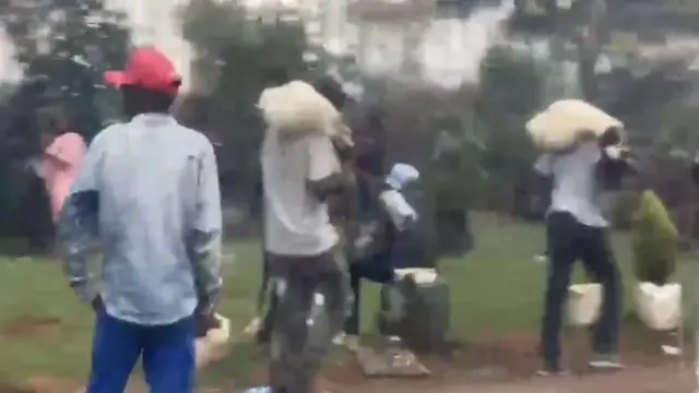 Dadka dhaca ka geystay beerta Uhuru ayaa la arkayay iyagoo tunka ku sita ido lagu xanaaneynayay beerta