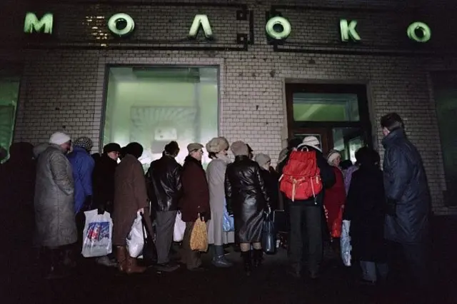 Süd üçün növbəyə gecədən gedən moskvalılar. 1990-cı il.