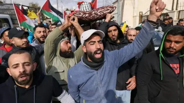 ইসরায়েলি হামলায় নিহত এক ব্যক্তির মরদেহ নিয়ে ফিলিস্তিনি বিক্ষোভ।