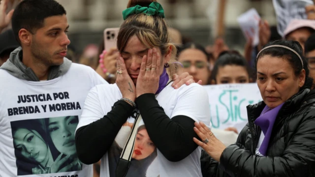 Paula Fabero (tengah), ibu Brenda del Castillo menyerukan keadilan setelah putrinya dan dua perempuan muda lainnya disiksa dan dibunuh. 