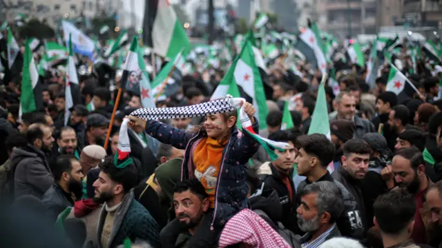 حشود خلال عرض عسكري بمناسبة الذكرى السنوية الأولى للإطاحة بنظام بشار الأسد في إدلب، سوريا، 8 ديسمبر 2025