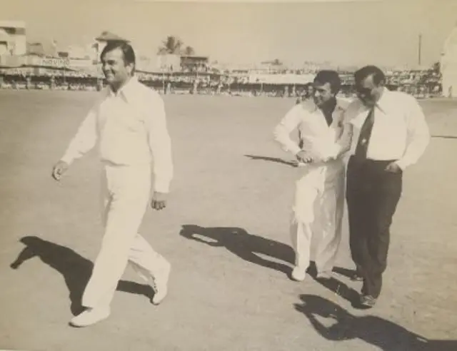 વલસાડ ખાતેની મૅચમાં સુનીલ ગાવસ્કર સાથે ટૉસ વખતે