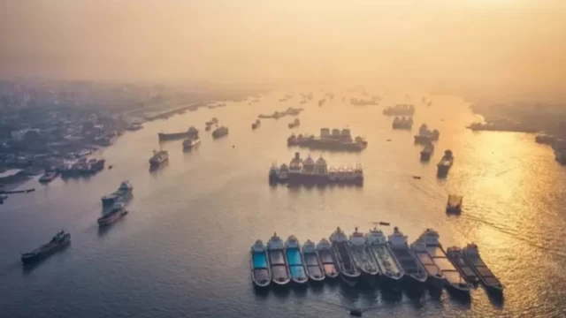 बांग्लादेश में खड़ी नौकाओ