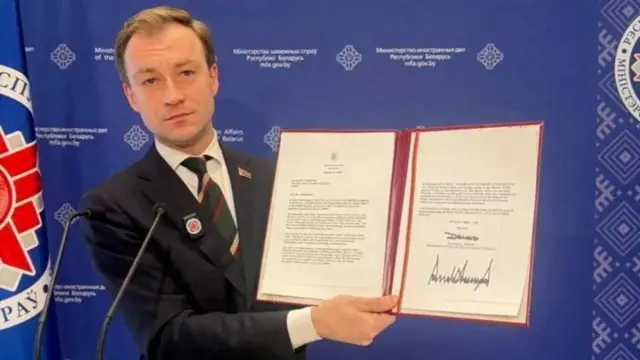 Беларус Ташқи ишлар вазирлигининг матбуот котиби Руслан Варанков Доналд Трампнинг Беларус Президенти Александр Лукашенкони “Тинчлик Кенгаши”га қўшилиш учун таклиф қилган хатини кўрсатмоқда, бу расм душанба куни тарқатилган.