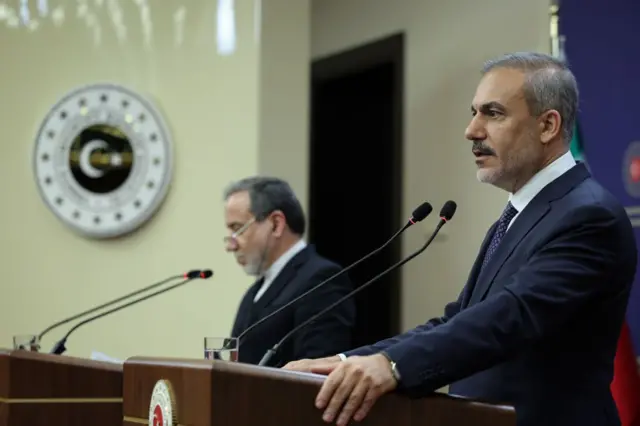 هاکان فیدان، وزیر خارجه ترکیه، در کنفرانس خبری مشترک با عباس عراقچی در آنکارا
