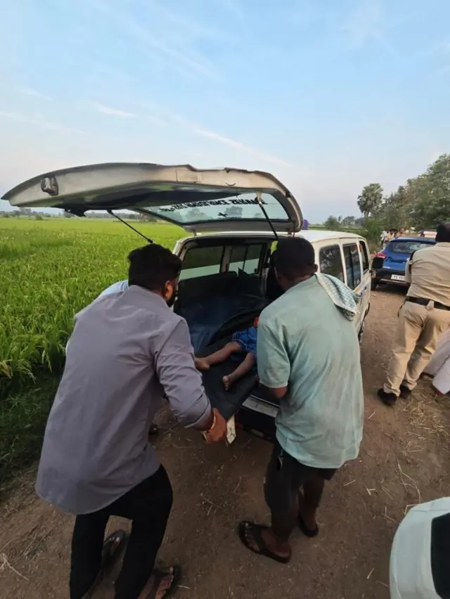 Caption- पोलिसांनी पोहणाऱ्यांच्या मदतीने गीतांशीचा मृतदेह विहिरीतून बाहेर काढला.