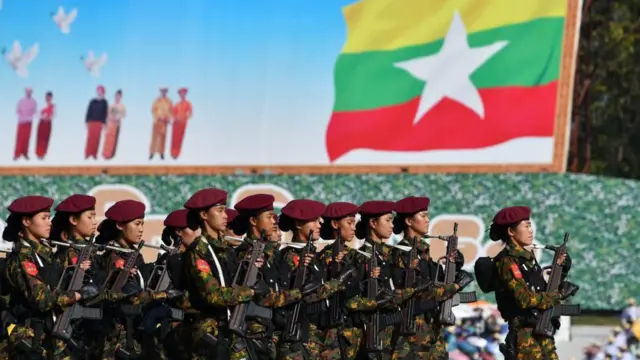 မြန်မာစစ်တပ် စစ်ရေးပြပွဲမှာတွေ့ရတဲ့စစ်သမီးတွေ 