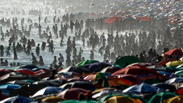 Толпы на пляже Ипанема в Рио-де-Жанейро