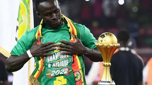 Sadio Mané yifashe mu gatuza imbere y'igikombe cy'Afurika