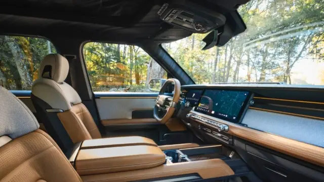 نمای اتاق اسکات تراولر که داشبورد ماشین را نشان می‌دهد