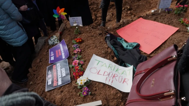 Anne Fatmanur Çelik ve sekiz yaşındaki kızının cenazesinin gömüldüğü toprağın üzerinde, ''Tarikat öldürür'' pankartı koyulduğu görülüyor. 