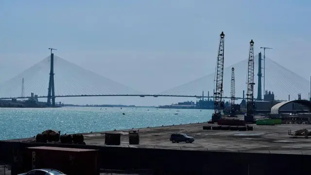 広い川にかかる長大な橋