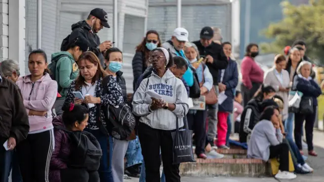 Filas para acceder a medicamentos y citas en Bogotá, Colombia, en febrero de 2025.