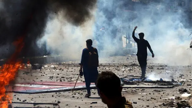 खानका समर्थक र प्रहरीबीच झडप हुँदै आएको छ