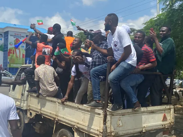 Obi supporters for di rally