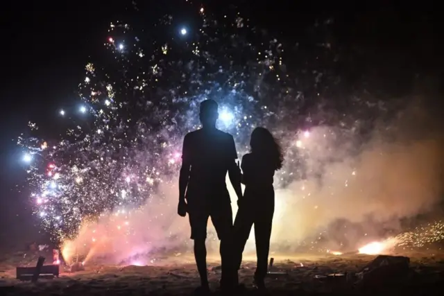 चेन्नईमा आतिसबाजी गरेको हेर्दै एक जोडी